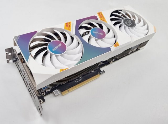 컬러풀 아이게임 지포스 RTX 3080 울트라 OC 12GB LHR(화이트 모델) (출처=IT동아)