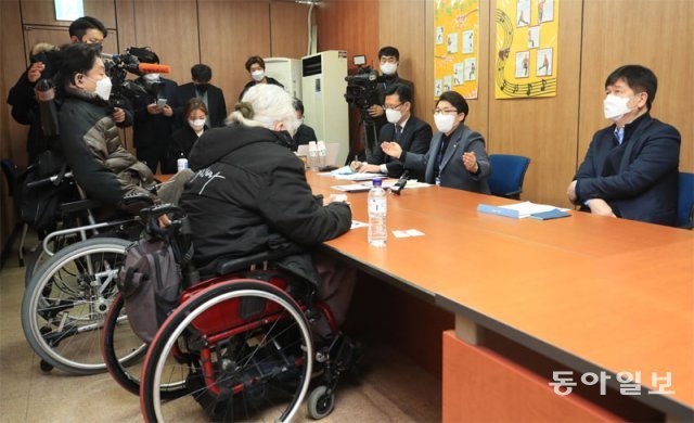 경복궁역 회의실서 30분간 면담 대통령직인수위원회 사회문화복지분과 임이자 간사(오른쪽에서 두 번째)와 김도식 
인수위원(오른쪽)이 29일 오전 서울 종로구 경복궁역 회의실에서 전국장애인차별철폐연대(전장연) 관계자와 면담을 하고 있다. 장승윤
 기자 tomato99@donga.com