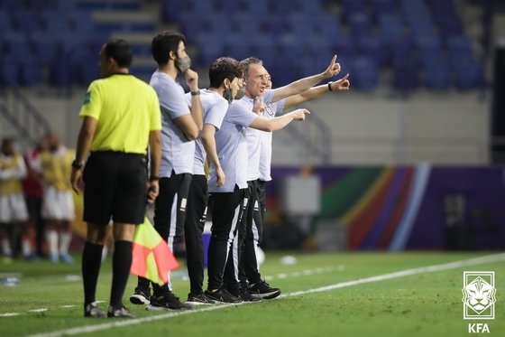 29일(현지시간) 아랍에미리트(UAE) 두바이 알막툼스타디움에서 열린 ‘2022 FIFA 카타르 월드컵 아시아 최종예선 A조 10차전’ 대한민국과 UAE의 경기에서 벤투 감독이 후반전 작전 지시를 하고 있다. (대한축구협회 제공) 2022.3.29/뉴스1 © News1 이성철 기자