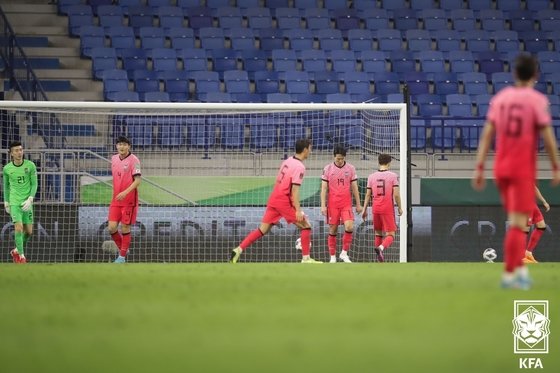 29일(현지시간) 아랍에미리트(UAE) 두바이 알막툼스타디움에서 열린 ‘2022 FIFA 카타르 월드컵 아시아 최종예선 A조 10차전’ 대한민국과 UAE의 경기에서 대한민국 선수들이 실점 후 아쉬워하고 있다. (대한축구협회 제공) 2022.3.29/뉴스1 © News1