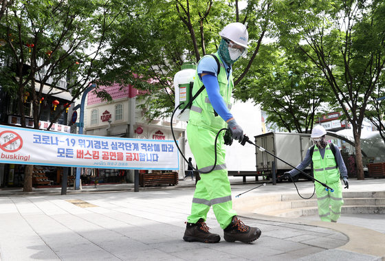 지난 2020년 5월 서울 마포구 홍대 인근에서 서울시 방역 관계자가 방역작업을 하고 있다. 2020.5.14/뉴스1