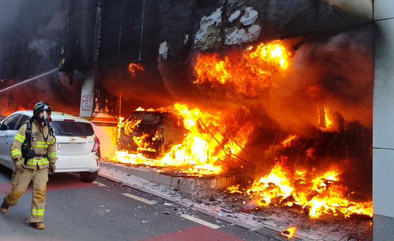 지난 29일 발생한 충북 청주시 서원구 모 산부인과 병원 화재 사고에 대한 관계기관 공식 합동감식이 다음 달 4일 열린다. 산부인과 1층에서 불이 확산하는 모습. (서부소방서 제공)