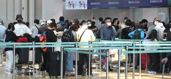 29일 인천국제공항 1터미널 출국장에서 여행객들이 탑승수속을 기다리고 있다. /뉴스1 © News1