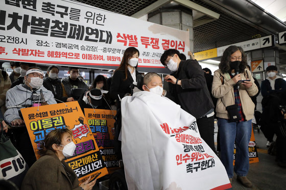 이형숙 서울시장애인자립생활센터협의회장이 30일 오전 서울 종로구 지하철3호선 경복궁역 승강장에서 열린 ‘장애인권리예산 인수위 답변 촉구를 위한 전국장애인차별철폐연대 삭발 투쟁 결의식’에서 삭발을 하고 있다. 2022.3.30/뉴스1 © News1