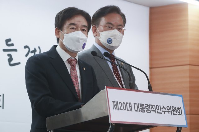 이용호 제20대 대통령직인수위원회 정무사법행정분과 간사가 29일 오후 서울 종로구 통의동 대통령직인수위원회에서 법무부 업무보고에 관한 현안 브리핑을 하고 있다. 오른쪽은 유상범 인수위원. 인수위사진기자단