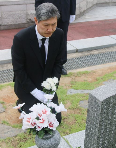 노재헌 동아시아문화센터 이사장이 광주 5·18민주묘지를 참배하고 있다. 국립5·18민주묘지관리소 제공