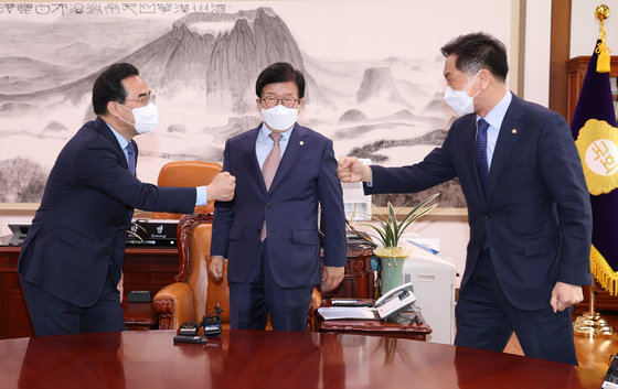 박홍근 더불어민주당 원내대표와 김기현 국민의힘 원내대표(오른쪽)가 30일 오전 서울 여의도 국회의장실에서 만나 박병석 국회의장(가운데)과 회동에 앞서 주먹인사를 나누고 있다. 2022.3.30/뉴스1