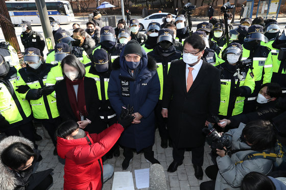 2020년 9월 북한군 피격으로 서해상에서 숨진 해양수산부 공무원 이모씨 유가족과 김기윤 변호사가 지난 1월18일 서울 종로구 청와대 분수대 앞에서 기자회견을 하고 있다. 2022.1.18/뉴스1 © News1