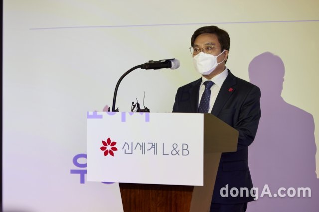 우창균 신세계L&B 대표이사가 발포주 브랜드 ‘레츠’ 론칭 기자간담회에서 인사말을 하고 있다. 사진=신세계L&B 제공