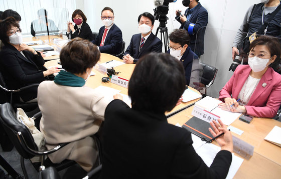 안철수 대통령직인수위원장이 30일 오후 서울 종로구 통의동 인수위에서 열린 여성단체와의 간담회에서 참석자들의 의견을 듣고 있다. 2022.3.30/뉴스1 © News1