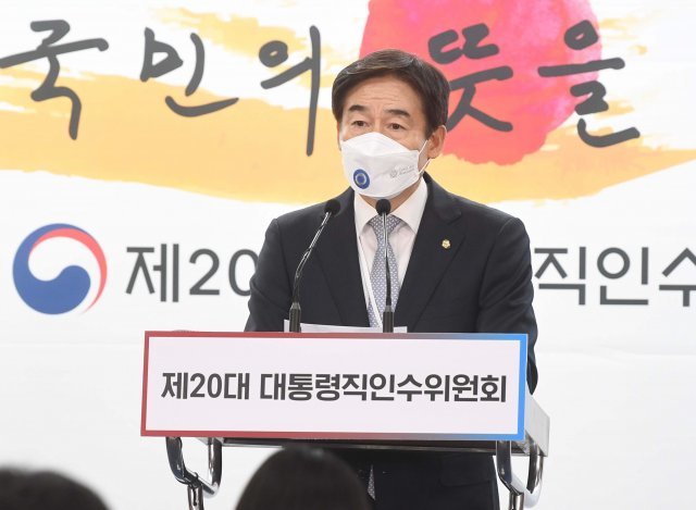 이용호 제20대 대통령직인수위원회 정무사법행정분과 간사가 30일 서울 종로구 통의동 인수위 브리핑룸에서 고위공직자범죄수사처(공수처) 간담회 관련 브리핑을 하고 있다. 인수위사진기자단