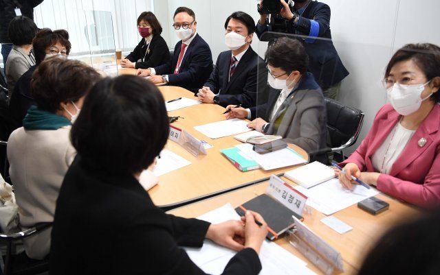 안철수 대통령직인수위원장이 30일 서울 종로구 통의동 대통령직인수위원회에서 열린 여성단체와의 간담회에서 여성단체 대표들의 의견을 듣고 있다. 인수위사진기자단