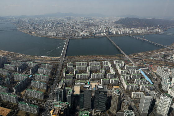 서울 송파구 롯데월드타워 서울스카이에서 바라본 도심 아파트 단지 모습. 2022.3.29/뉴스1 © News1