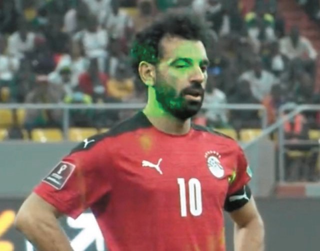 이집트의 무함마드 살라흐가 세네갈과의 경기에서 승부차기 키커로 나서자 세네갈 팬들이 그의 얼굴을 향해 레이저 광선을 쏘고 있다. 사진 출처 USA투데이 홈페이지