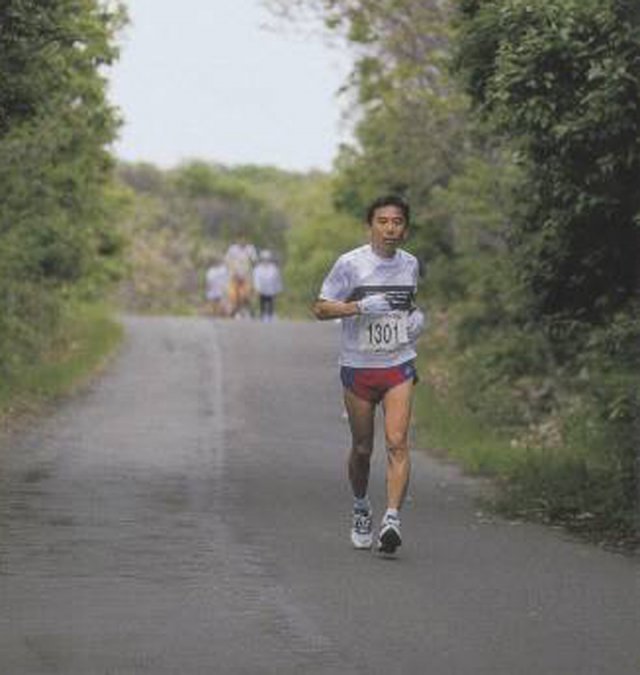 무라카미 하루키는 매년 마라톤 대회에 빠지지 않고 참가한다. 그는 에세이 ‘달리기를 말할 때 내가 하고 싶은 이야기’에서 “장거리 달리기에 있어서 이겨내야 할 상대가 있다면, 그것은 바로 과거의 자기 자신”이라고 했다. 문학사상 제공
