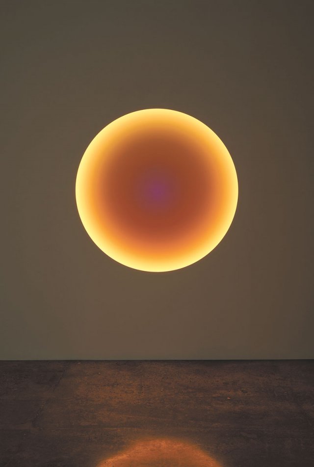 제임스 터렐의 작품 ‘Beneath the Surface’(2021년). 터렐은 빛과 색을 이용해 공간의 경계를 무너뜨리는 시도를 해 왔다. 이 작품은 2시간 반 동안 미묘하게 색이 계속 바뀐다. 페이스갤러리 제공
