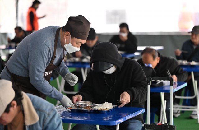 윤석열 대통령 당선인이 30일 오전 서울 명동성당 내 무료 급식소인 명동 밥집을 찾아 배식 봉사활동을 하고 있다. 2022.03.30. 당선인 대변인실 제공