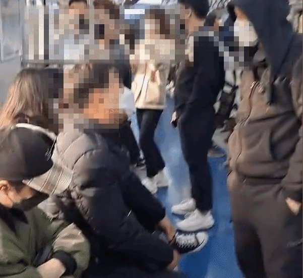 지난 16일 지하철 1호선 객실 내에서 젊은 남성이 노인에게 폭언을 퍼붓는 영상이 유튜브를 통해 공개됐다. (유튜브 갈무리) © 뉴스1