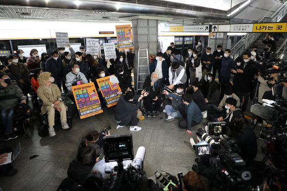 박경석 전국장애인차별철폐연대 상임공동대표가 30일 오전 서울 종로구 지하철3호선 경복궁역 승강장에서 열린 ‘장애인권리예산 인수위 답변 촉구를 위한 전국장애인차별철폐연대 삭발 투쟁 결의식’에서 발언을 하고 있다. 2022.3.30/뉴스1