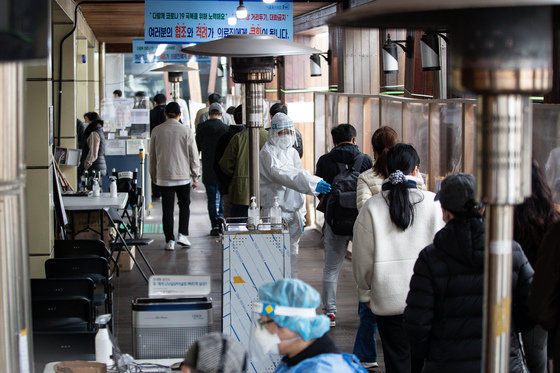 서울 송파구보건소를 찾은 시민들이 신종 코로나바이러스 감염증(코로나19) PCR검사를 위해 대기하고 있다./뉴스1 © News1