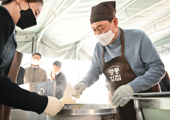 윤석열 대통령 당선인이 30일 서울 중구 명동성당 내 무료 급식소인 명동밥집을 찾아 배식 봉사활동을 하고 있다. (인수위 제공) 2022.3.30/뉴스1 © News1