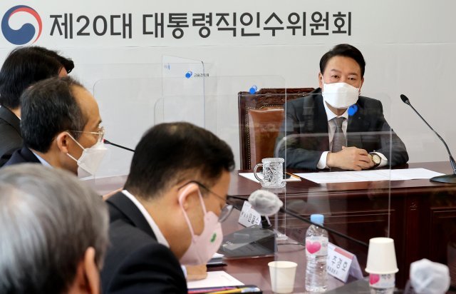 윤석열 대통령 당선인이 31일 오전 서울 종로구 통의동 대통령직인수위원회에서 열린 경제 1·2분과, 과학기술교육분과 업무보고 회의에 참석해 발언을 경청하고 있다. 인수위사진기자단