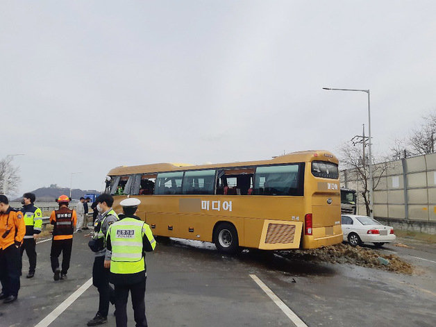 31일 오전 경기도 파주시 송촌동 자유로 문산방면에서 덤프트럭과 고속버스간 교통사고가 발생, 심정지가 온 승객 1명 등 11명이 인근 병원으로 후송됐다. 사진은 사고 현장 모습. (파주소방서 제공) 2022.3.31/뉴스1