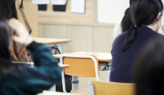 올해 첫 고등학교 전국연합학력평가가 시행된 24일 오전 한 고등학교 교실 자리가 비어있다.  2022.3.24/뉴스1 © News1