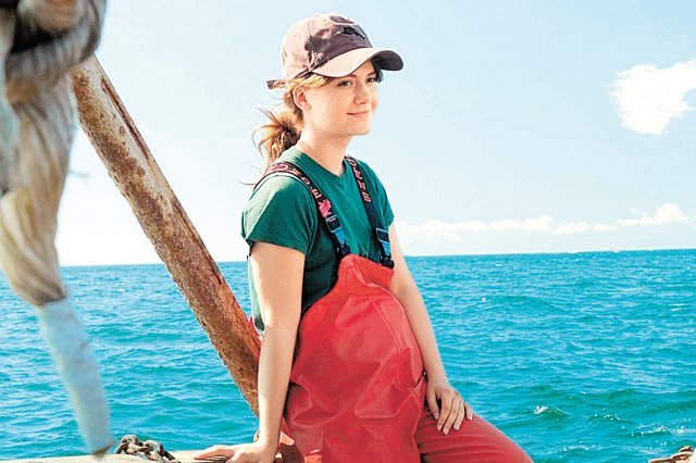 영화 ‘코다’에서 주인공 루비(에밀리아 존스)가 가족들과 함께 어선에 탄 장면. 판씨네마 제공