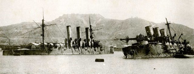 러시아 전함 ‘팔라다’(왼쪽)와 ‘포베다’. 러시아는 일본에 한반도 북위 39도 이북 지역의 중립화, 러시아함대의 자유로운 대한해협 항해 등을 요구했지만 이견을 보였고 결국 1904년 러일전쟁이 발발했다. 사진 출처 위키피디아