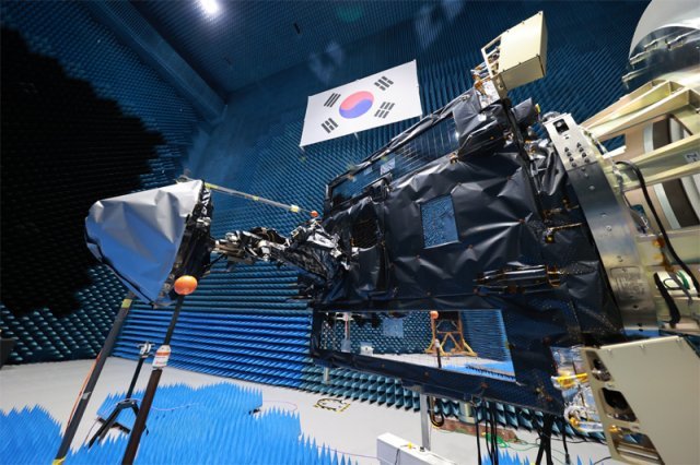 대전 유성구 한국항공우주연구원 위성시험동 대형전자파시험 체임버에서 전자파 시험을 앞두고 있는 ‘한국형 달 궤도선(KPLO)’. 회색 커버로 싸인 것이 안테나 접시로 안테나가 전개된 상태다. 한국항공우주연구원 제공