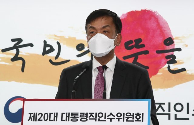 최상목 대통령직인수위원회 경제1분과 간사가 31일 서울 종로구 통의동 제20대 대통령직인수위원회 브리핑실에서 당선인 업무보고와 관련한 브리핑을 하고 있다. 2022.03.31.인수위사진기자단