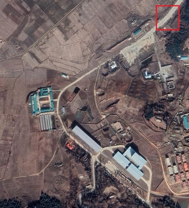 북한 평양 순안국제공항 남서쪽의 ‘신리 미사일 지원 시설’ 일대를 촬영한 인공위성 사진. 빨간색 네모가 지난달 24일 대륙간탄도미사일(ICBM) 발사 장소로 추정되는 지역이다. (구글어스 캡처) © 뉴스1