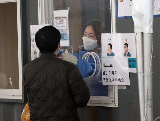 서울역 선별진료소에서 시민들이 신종 코로나바이러스 감염증(코로나19) 검체 검사를 받고 있다./뉴스1 © News1