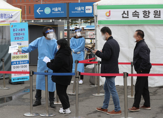 31일 오전 서울역 선별진료소에서 시민들이 신종 코로나바이러스 감염증(코로나19) 신속항원검사를 받기 위해 줄을 서 있다. 2022.3.31/뉴스1