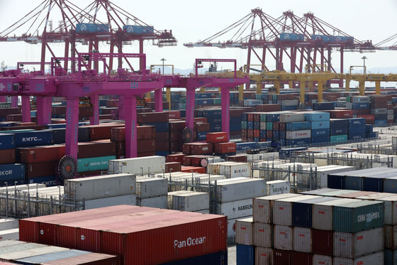 인천 연수구 인천신항에서 컨테이너 선적 작업이 진행되고 있다. 2022.3.29/뉴스1 © News1