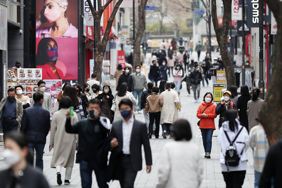 서울 중구 명동거리가 점심시간을 맞은 시민들로 붐비고 있다. 2022.3.17/뉴스1 © News1