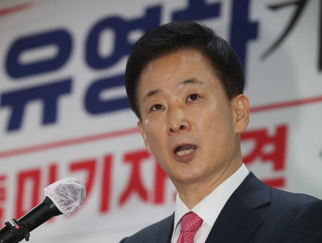 박근혜 전 대통령의 측근인 유영하 변호사가 1일 오전 대구 수성구 범어동 국민의힘 대구시당에서 기자회견을 열고 6·1지방선거에 대구시장 출마를 선언하고 있다. 2022.4.1/뉴스1