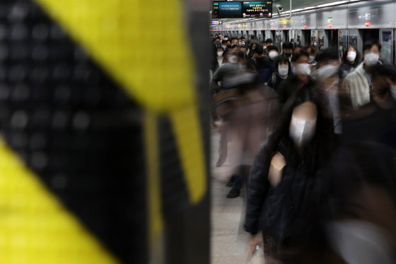 30일 오전 서울 종로구 광화문역에서 시민들이 마스크를 착용한 채 출근하고 있다. 2022.3.30/뉴스1