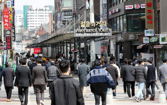 서울 종로구의 식당가에서 직장인들이 점심시간에 맞춰 식당으로 이동하는 모습/뉴스1DB © News1