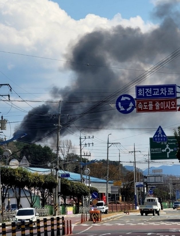경남 사천시 정동명 고읍리 야산에 KT-1 공군 훈련기 1대가 1일 오후 추락했다. (독자 제공)2022.4.1/뉴스1