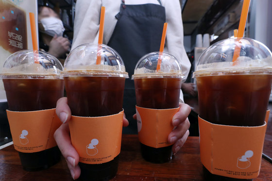 한 커피전문점에서 음료가 일회용 플라스틱컵에 담겨 나오고 있다. /뉴스1 © News1