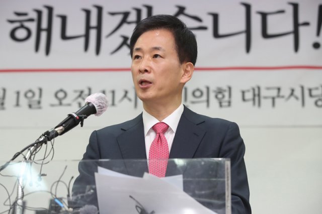 박근혜 전 대통령의 측근인 유영하 변호사가 1일 오전 대구 수성구 범어동 국민의힘 대구시당에서 기자회견을 열고 6·1지방선거에 대구시장 출마를 공식 선언하고 있다. 2022.4.1/뉴스1