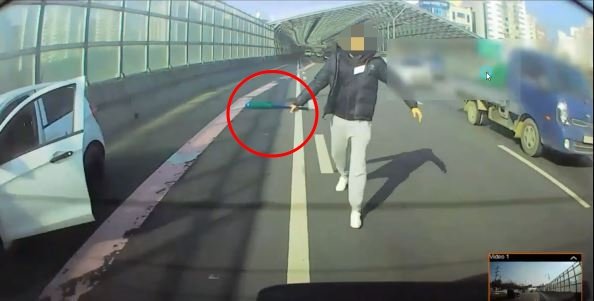 가해 차량 운전자 B 씨가 야구 방망이를 들고 피해 차량을 쫓아가는 모습. 온라인 커뮤니티 캡처