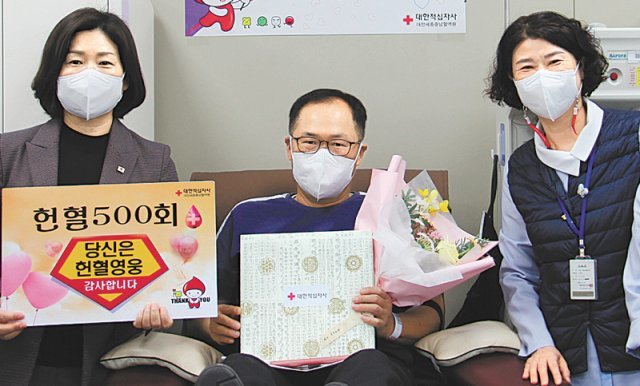 세종시 즐거운교회 김영기 목사(가운데)가 지난달 31일 헌혈의집 세종센터에서 500번째 헌혈을 한 뒤대한적십자사 직원들로부터 축하를 받고 있다. 대전세종충남혈액원 제공