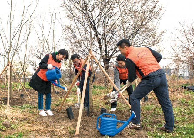 서울 용산구 이촌한강공원에서 나무를 심는 미래에셋그룹 임직원들. 미래에셋그룹 제공