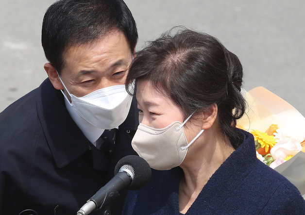 지난 24일 유영하 변호사가 대구 달성군 유가읍 쌍계리 사저 앞에 도착한 박근혜 전 대통령과 이야기 나누고 있다. 뉴스1