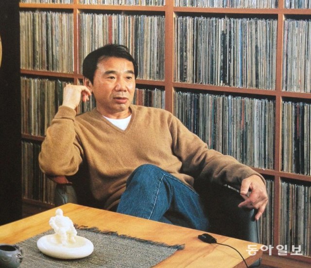 작가 무라카미 하루키가 자택에서 LP 음반을 듣고 있는 모습. 그는 “멍하니 앉아서 레코드 표지를 차례차례 손으로 들고 바라보는 것만으로도 평온함을 느낀다”고 고백한다. 동아일보DB