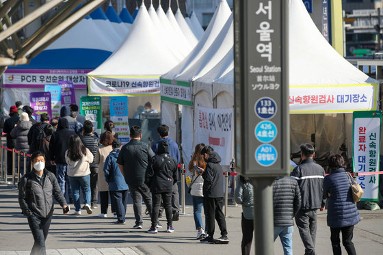 1일 서울역 광장에 마련된 중구 선별검사소. 2022.4.1/뉴스1