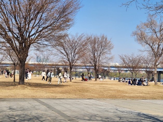 2일 토요일 여의도 한강공원에서 시민들이 돗자리를 깔고 쉬고 있다. 2022.4.2/뉴스1 © News1